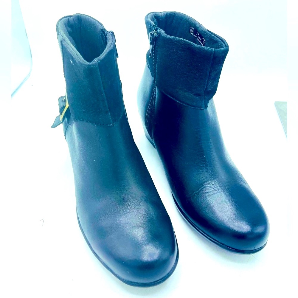 CLARKS WOMENS “NEILEY JANE” ALL LEATHER BOOTIES WITH RUBBER SOLES